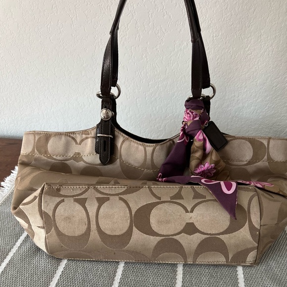 Coach purse with classic C - Picture 2 of 9